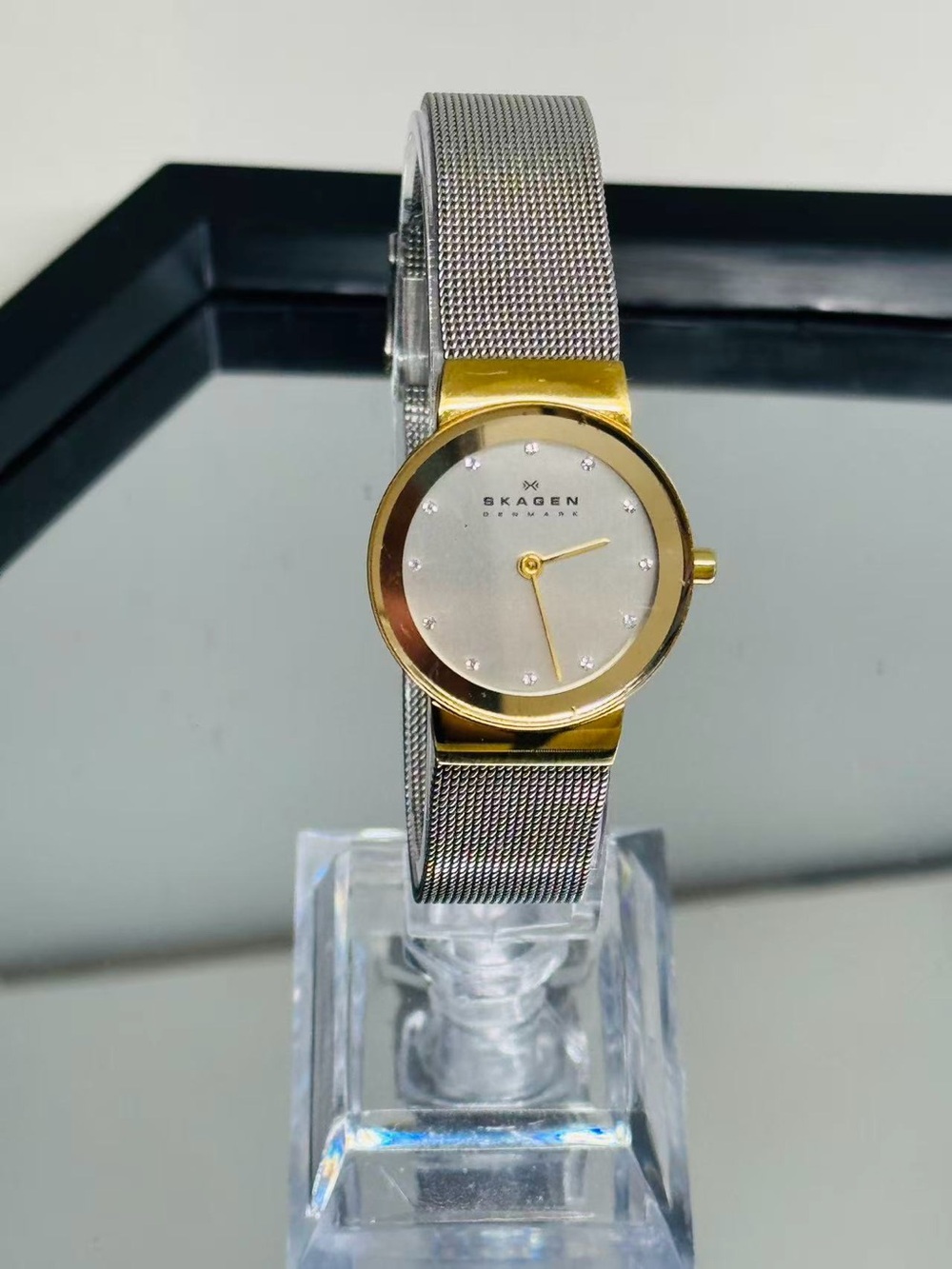 Skagen Denmark Women’s Watch Gold Tone 26mm Silver Dial Crystal New Battery Runs